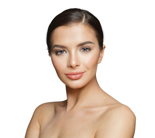 Portrætbillede af en ung kvinde med en naturlig, strålende glød i ansigtet og fejlfri hud. Billedet illustrerer det friske og velplejede udseende, man kan opnå gennem professionelle behandlinger hos Cerix, såsom hudforyngelse, Botox eller fillers i ansigtet for at fremhæve din naturlige skønhed.