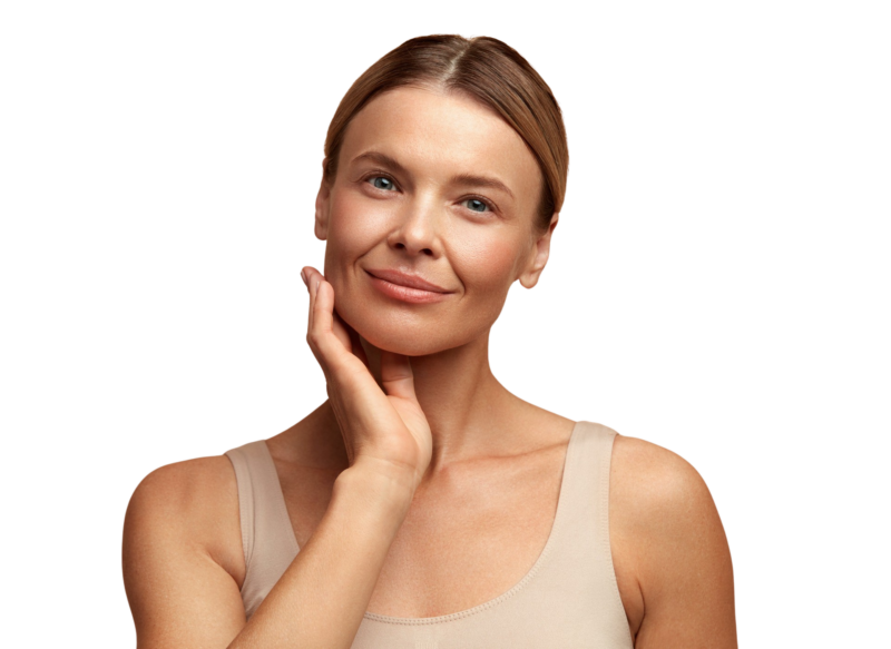 En midaldrende kvinde med strålende hud smiler og rører forsigtigt ved sin kind og kæbelinje på dette billede fra Cerix. Billedet fokuserer på ansigtet og illustrerer de naturlige resultater, man kan opnå med kosmetiske behandlinger som hudforyngelse, Botox eller fillers hos Cerix for et friskere udseende.