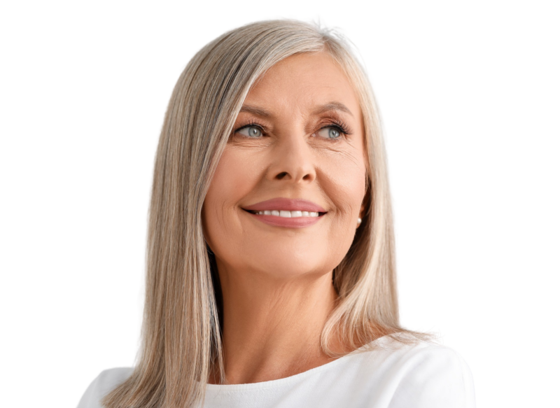 Portræt af en smilende moden kvinde med langt, velplejet gråt hår, der kigger væk mod en hvid baggrund. Billedet repræsenterer Cerix' tilgang til naturlig well-aging for ansigt og hår, gennem behandlinger som for eksempel Botox, fillers eller hudforyngelse for et friskt look.