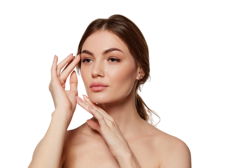 En smuk ung kvinde med glødende, fejlfri hud, der blidt rører ved sit ansigt og området omkring øjnene. Billedet illustrerer effekten af kosmetiske behandlinger til ansigtet, såsom Botox, fillers eller professionel hudpleje, som tilbydes hos Cerix for et naturligt og friskt udseende.