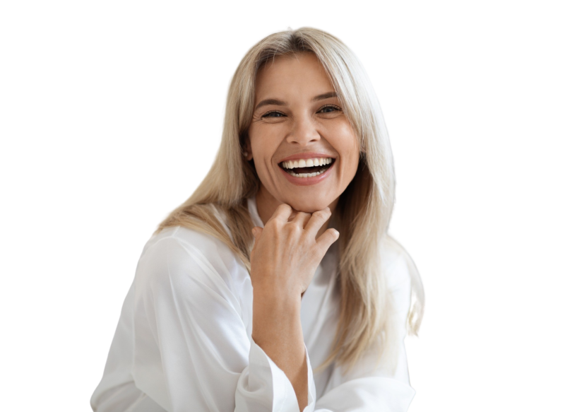 Portræt af en glad midaldrende kvinde med smuk hud, der smiler stort med hånden under hagen. Dette billede kan repræsentere resultatet af en kosmetisk behandling hos Cerix, såsom Botox eller rynkebehandling i ansigtet, for at opnå et friskt og naturligt udseende.