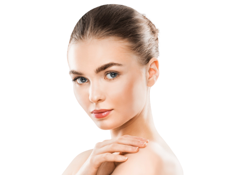 Billede af en ung kvinde med en fejlfri hud og en naturlig glød i ansigtet. Hendes hår er sat tilbage for at fremhæve ansigtstrækkene. Billedet illustrerer de æstetiske resultater, man kan opnå med professionelle ansigtsbehandlinger som Botox, fillers eller medicinsk hudpleje hos Cerix.