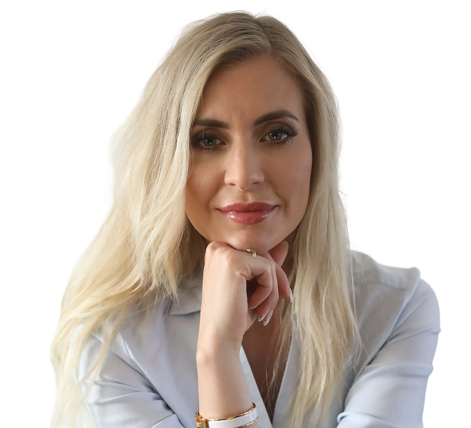 Portræt af en lyshåret kvinde, der hviler hagen på hånden og kigger direkte i kameraet. Billedet er fra Cerix og viser fokus på ansigtet, hvor populære behandlinger som Botox, Filler eller hudforyngelse kan udføres for at opnå et naturligt og frisk look.